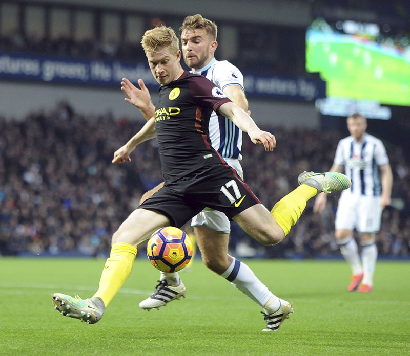 Manchester City's Kevin De Bruyne (foreground) and West Brom's James Morrison battle for the ball during the English Premier League soccer match between West Bromwich Albion and Manchester City, at the Hawthorns in West Bromwich, England, on Saturday, October 29, 2016. Photo: AP