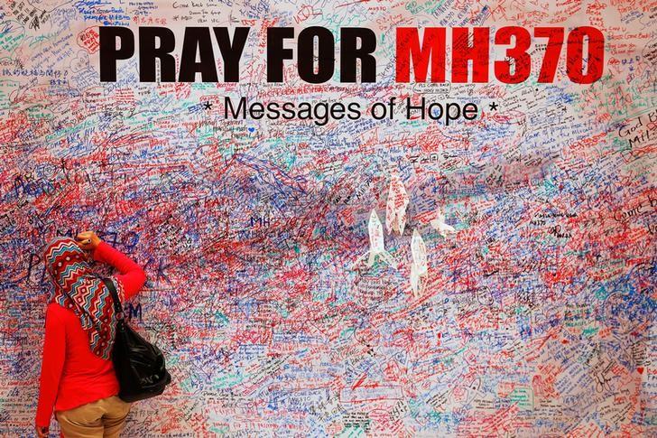 A woman leaves a message of support and hope for the passengers of the missing Malaysia Airlines MH370 in central Kuala Lumpur March 16, 2014.  REUTERS/Damir Sagolj/File photo
