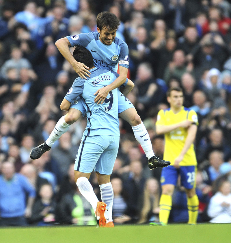 Manchester City's Nolito , 9, celebrates with Manchester City's David Silva after scoring during the English Premier League soccer match between Manchester City and Everton at the Etihad Stadium in Manchester, England, on Saturday, October 15, 2016. Photo: AP