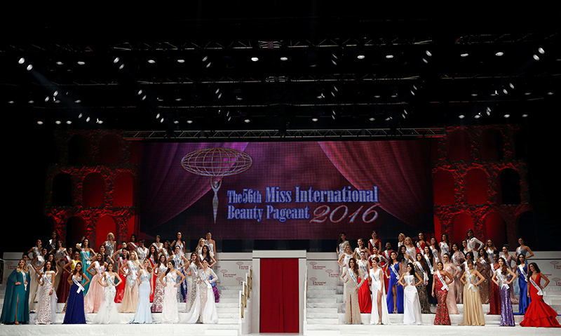 Contestants wearing evening dresses pose during the 56th Miss International Beauty Pageant in Tokyo, Japan, on October 27, 2016. Photo: Reuters