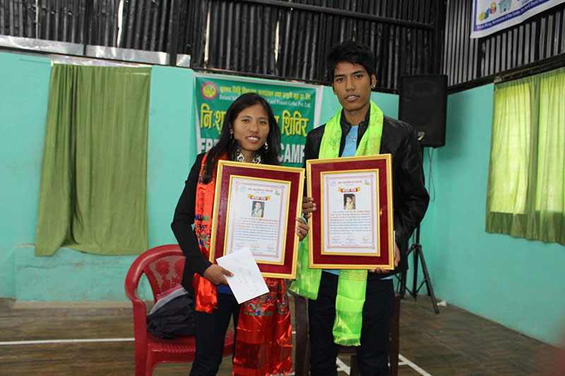 Zest Badminton Academy honoured gold medalists of the Yonex Sunrise Pakistan International Badminton Series Nangsal Devi Tamang and Ratnajit Tamang with cash prize of Rs 5,100 and letter of felicitations, on October 29, 2016. Photo: THT