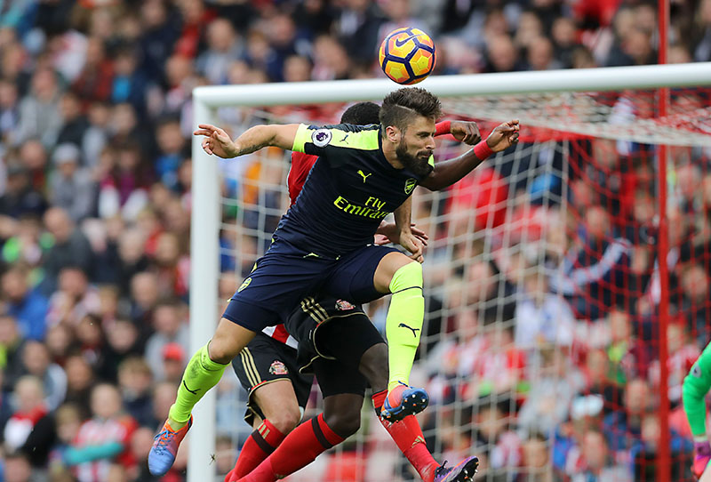 Arsenal's Olivier Giroud (front) heads the ball to score his side's third goal of the game during their English Premier League soccer match against Sunderland at the Stadium of Light, Sunderland, England, Saturday, Oct. 29, 2016. Photo: Owen Humphreys/PA via AP