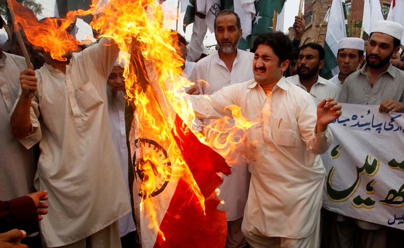 Protesters burn an Indian flag during a protest against the recent border clashes, in Peshawar, Pakistan, on September 30, 2016. Photo: Reuters