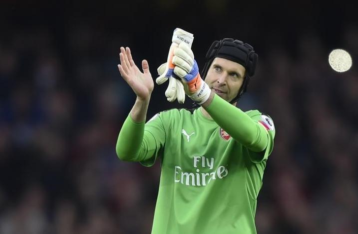 Britain Soccer Football - Arsenal v Middlesbrough - Premier League - Emirates Stadium - 22/10/16nArsenal's Petr Cech applauds fans after the game nReuters / Hannah McKaynLivepic