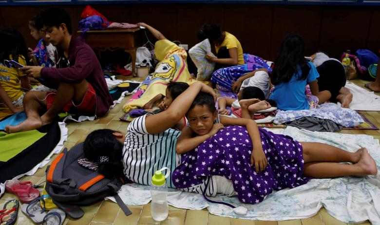Residents who evacuated their homes due to Typhoon Haima take shelter at an evacuation centre in San Fernando, la Union in northern Philippines, October 19, 2016.     REUTERS/Erik De Castro
