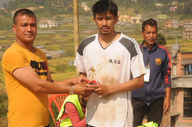 Former national team member Ramesh Budhathoki handing over the man-of-the-match award to Mirmire Youth Clubu2019s Abhay Rana after the Naikap Gold Cup match against Hamro Chisapani in Kathmandu on Monday, October 17, 2016. Photo: THT