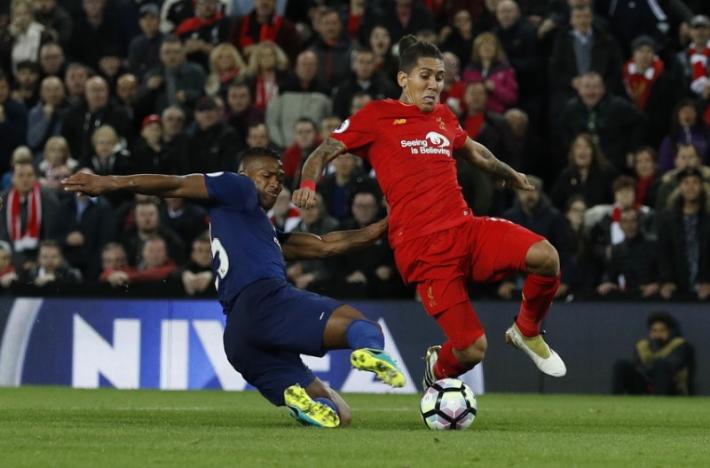 Britain Football Soccer - Liverpool v Manchester United - Premier League - Anfield - 17/10/16nLiverpool's Roberto Firmino in action with Manchester United's Antonio Valencia nReuters / Phil NoblenLivepic