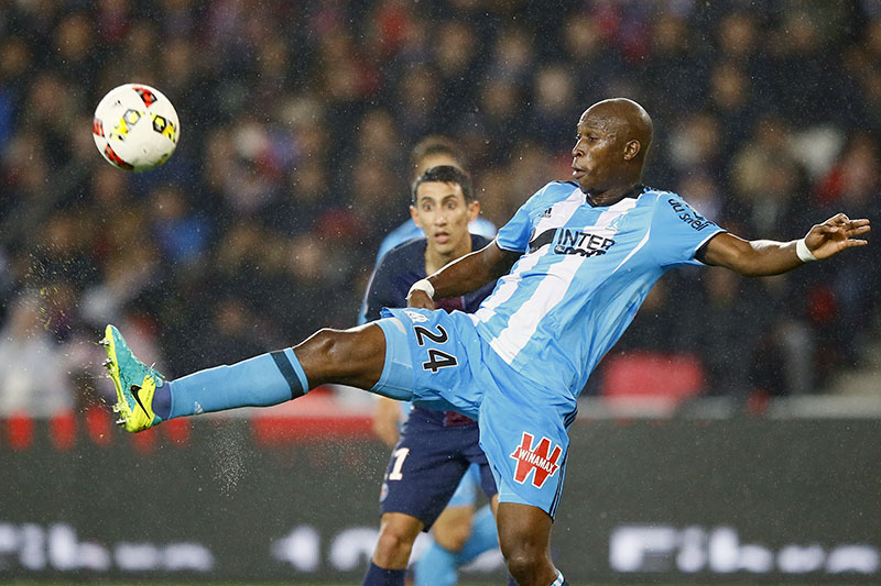 Marseille's Rod Fanni controls the ball as PSG's Angel Di Maria during their French League One soccer match between PSG and Marseille at the Parc des Princes stadium in Paris, France, on Sunday, October 23, 2016. Photo: AP