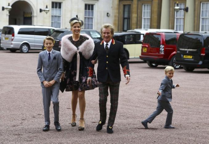 Singer Rod Stewart arrives at Buckingham Palace with his wife, Penny Lancaster and children Alastair and Aiden, to receive a knighthood, in London, Britain, October 11, 2016. REUTERS/Gareth Fulller/Pool