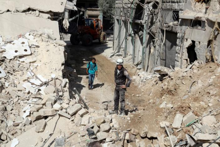 Civil defence members and men inspect a site damaged after an airstrike in the besieged rebel-held al-Qaterji neighbourhood of Aleppo, Syria October 11, 2016. REUTERS/Abdalrhman Ismail