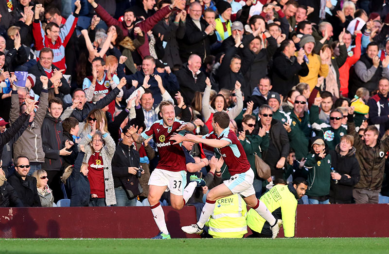Burnley's Scott Arfield (left) celebrates scoring his side's second goal against Everton during the English Premier League soccer match at Turf Moor, Burnley, England, on Saturday, October 22, 2016. Photo: Martin Rickett/PA via AP