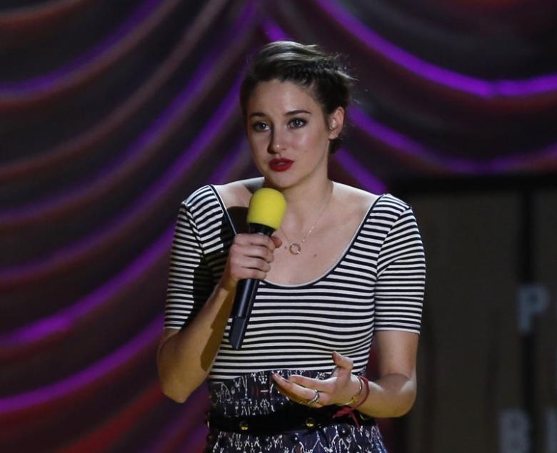 Actress Shailene Woodley accepts the MTV Trailblazer Award at the 2015 MTV Movie Awards in Los Angeles, California April 12, 2015. REUTERS/Mario Anzuoni