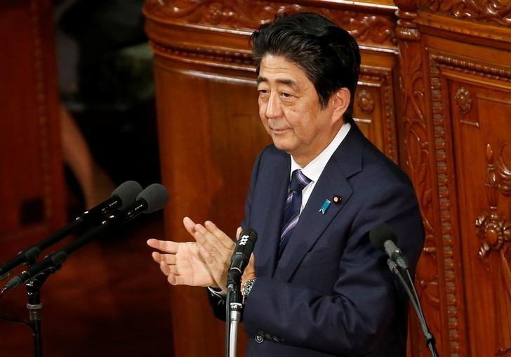 Japanese Prime minister Shinzo Abe applauds as he gives an address at the start of the new parliament session at the lower house of parliament in Tokyo, Japan, September 26, 2016. REUTERS/Kim Kyung-Hoon