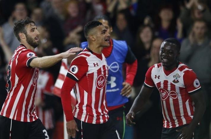 Football Soccer Britain - Southampton v Sunderland - EFL Cup Fourth Round - St Mary's Stadium - 26/10/16nSouthampton's Sofiane Boufal celebrates scoring their first goal with teammatesnAction Images via Reuters / Andrew CouldridgenLivepic