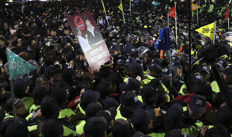 South Korean protesters are blocked by police officers after a rally calling for President Park Geun-hye to step down in downtown Seoul, South Korea, on Saturday, October 29, 2016. Photo: AP