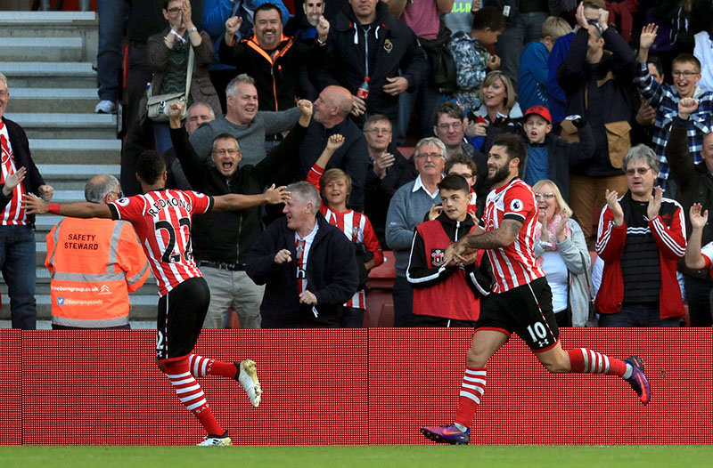 Southampton's Charlie Austin (right) celebrates scoring his side's first goal of the game with teammate Nathan Redmond during their English Premier League football match against Burnley at St Mary's, Southampton, England, on Sunday, October 16, 2016. Photo: Adam Davy/PA via AP