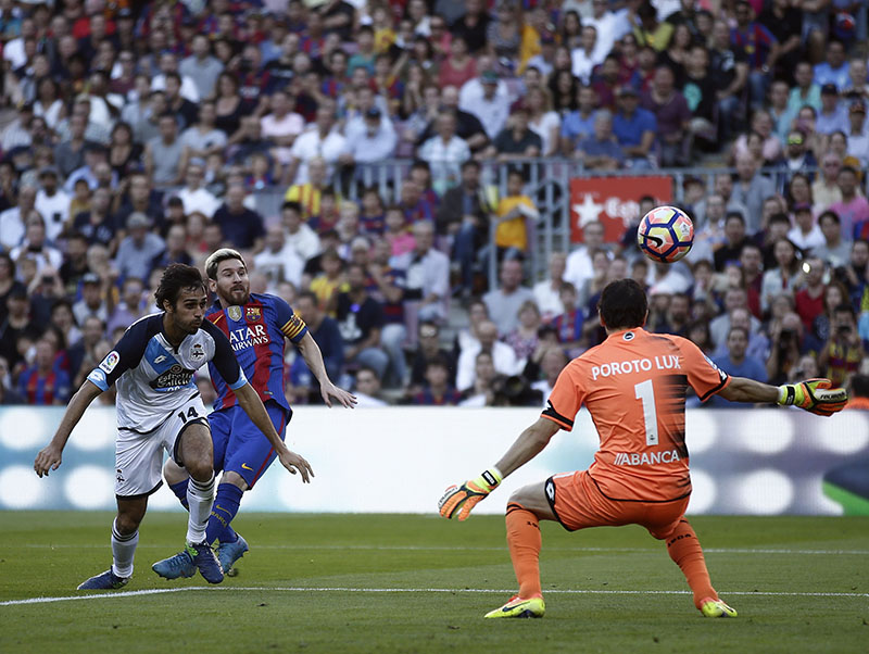 FC Barcelona's Lionel Messi (centre) scores during the Spanish La Liga soccer match between FC Barcelona and Deportivo Coruna at the Camp Nou in Barcelona, Spain, on Saturday, October 15, 2016. Photo: AP