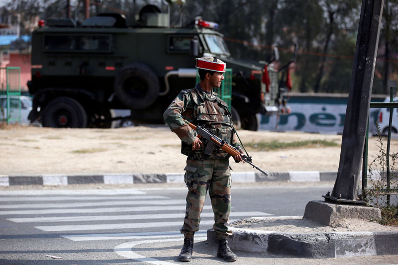 An Indian army soldier stands guard on a road on the outskirts of Srinagar, on October 3, 2016. Photo: Reuters