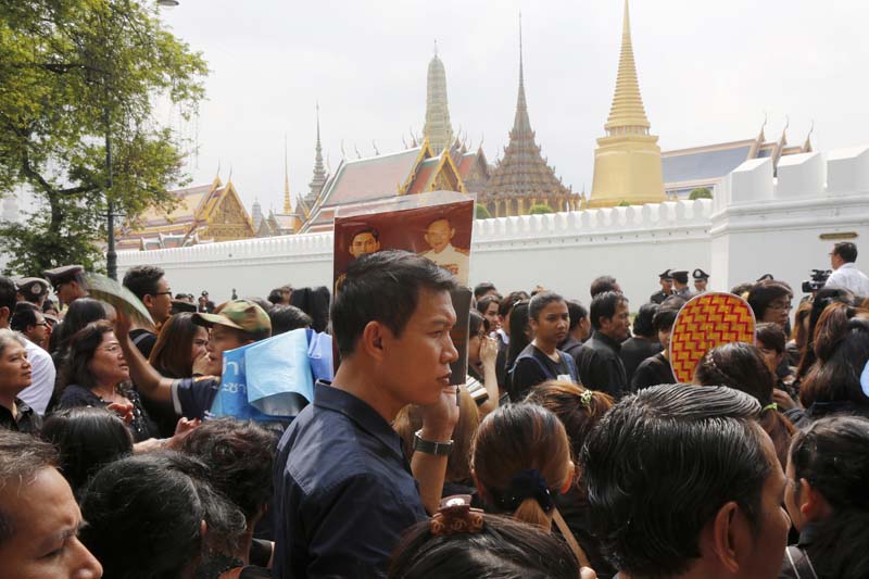 Mourners gather to pay their respects to the late Thai King Bhumibol Adulyadej at the Grand Palace in Bangkok, Thailand, on Sunday, October 16, 2016. Photo: AP