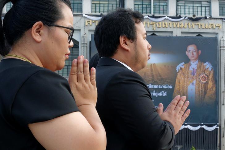 Mourners pay respects in front of a portrait of Thailand's late King Bhumibol Adulyadej outside Bangkok City Hall, Thailand, October 19, 2016. REUTERS/Chaiwat Subprasom
