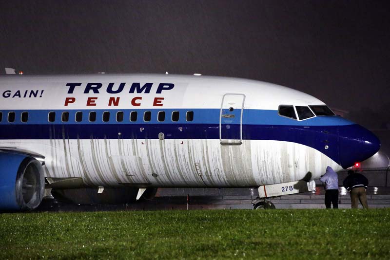 Men inspect a campaign plane that had been carrying US Republican vice presidential candidate Mike Pence after it skidded off the runway while landing in the rain at LaGuardia Airport in New York, US, on Thursday, October 27, 2016. Photo: Reuters