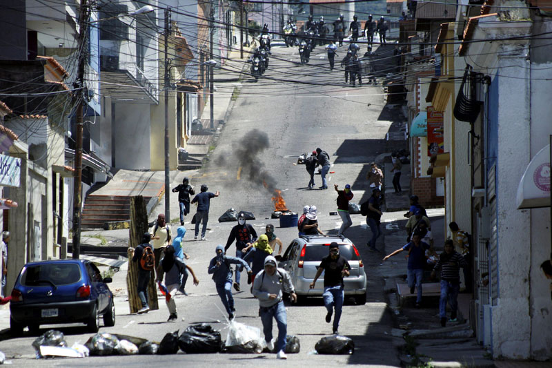Demonstrators clash with riot police during a rally to demand a referendum to remove Venezuela's President Nicolas Maduro in San Cristobal, Venezuela, on October 24, 2016. Photo: Reutes