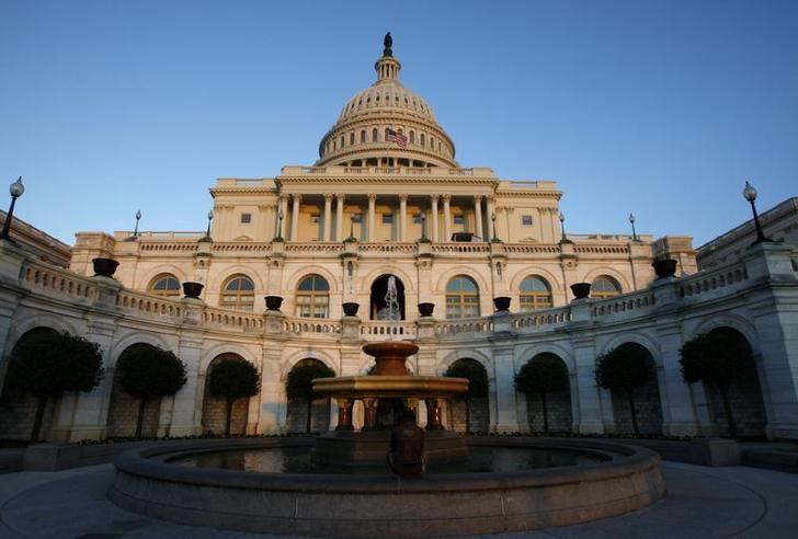 The U.S. Capitol is seen the day before mid-term elections in Washington November 1, 2010.  n  REUTERS/Molly Riley/Files