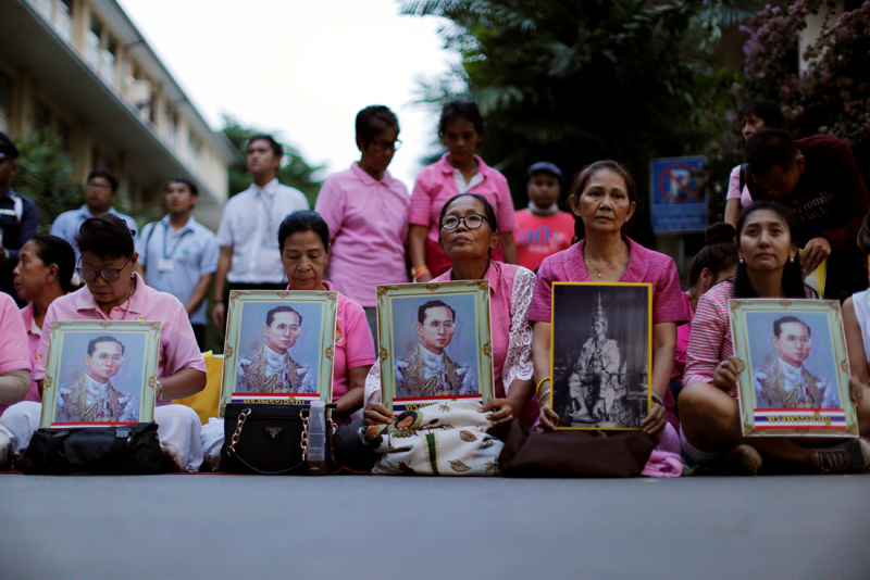 Well-wishers sit outside Thailand's King Bhumibol Adulyadej at the Siriraj hospital where he is residing in Bangkok, Thailand, October 13, 2016. Photo: Reuters