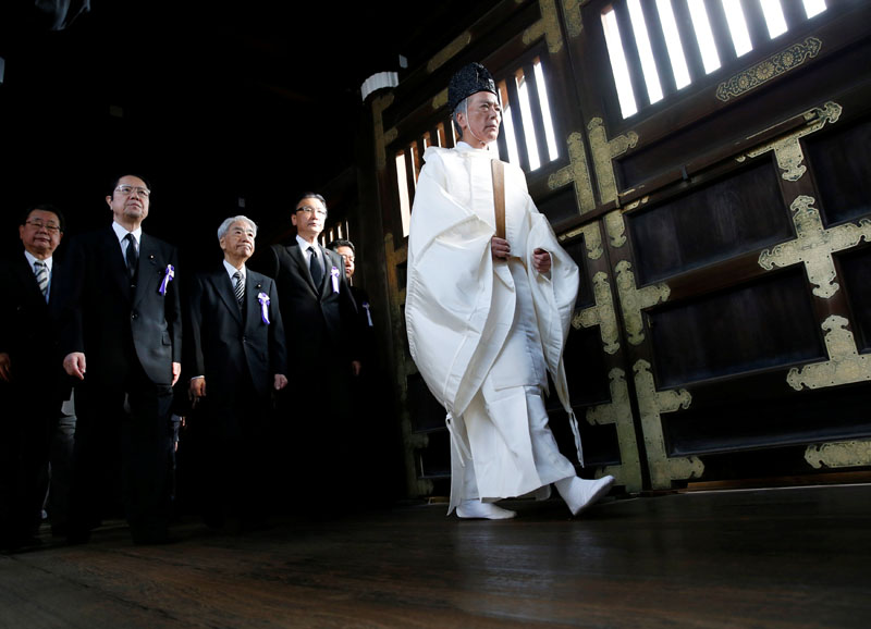 A group of lawmakers including Japan's ruling Liberal Democratic Party (LDP) lawmaker Hidehisa Otsuji (3rd from left)  are led by a Shinto priest as they pay their respects at the Yasukuni Shrine in Tokyo, Japan, on October 18, 2016. Photo: Reuters