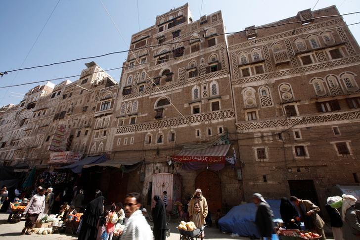 People shop at the old market in the historic city of Sanaa, Yemen, October 21, 2016. REUTERS/Mohamed al-Sayaghi