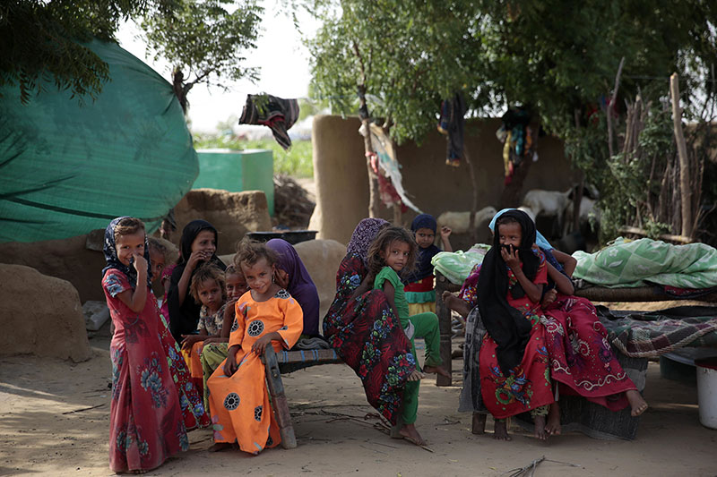 Girls gather at a camp for internally displaced people near the town of Abs, located on Yemenu2019s western coastal plain below towering desert mountains, on Friday, October 7, 2016. Photo: AP