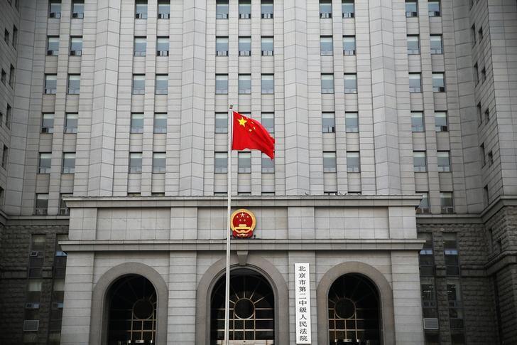 A Chinese national flag flutters in front of the building of the Number 2 Intermediate People's Court in Beijing, China September 22, 2016.  REUTERS/Damir Sagolj
