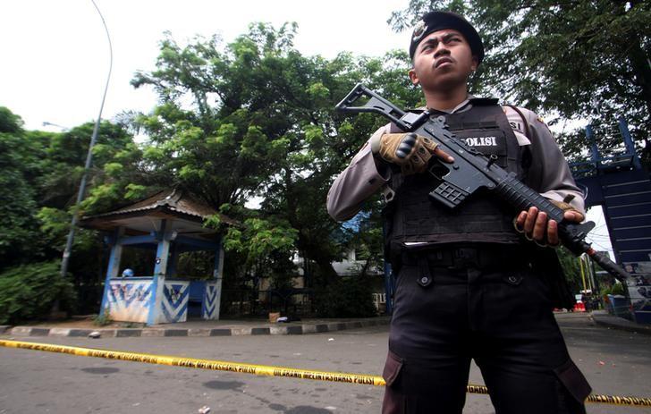 A policeman holds a rifle at location where a  suspected supporter of Islamic State attacked policemen in Tangerang, Indonesia's Banten province, October 20, 2016, in this picture taken by Antara Foto.  Antara Foto/Muhammad Iqbal/via REUTERS
