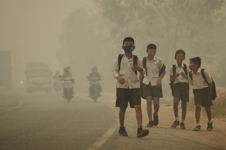 Students walk along a street as they are released from school to return home earlier due to the haze in Jambi, Indonesia's Jambi province, September 29, 2015 in this file picture taken by Antara Foto. Antara Foto/Wahdi Setiawan/via REUTERS/File Photo
