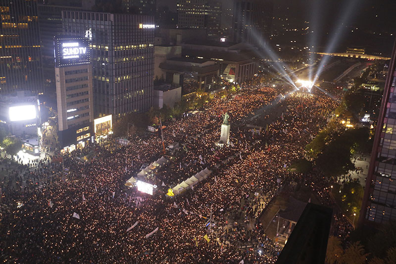 South Korean protesters stage a rally calling for South Korean President Park Geun-hye to step down in downtown Seoul, South Korea on Saturday, November 5, 2016. Photo: AP