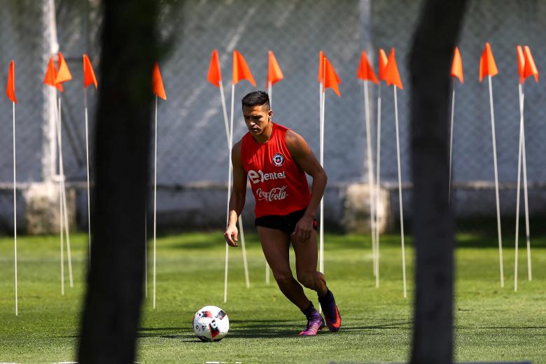 Football Soccer - Chile's national soccer team training session - World Cup 2018 Qualifiers - Santiago, Chile - 8/11/16 - Chilean national soccer team player Alexis Sanchez  attends a training session ahead of their match against Colombia. REUTERS/Ivan Alvarado