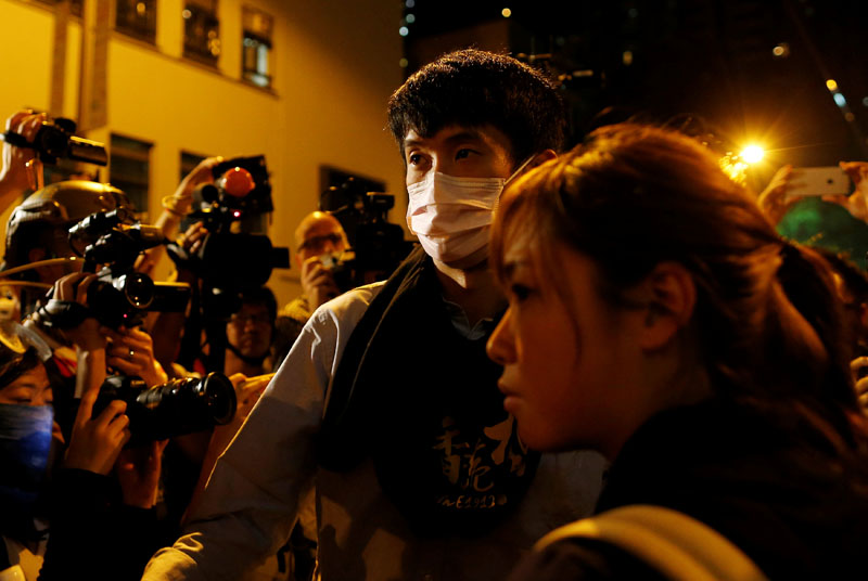 Pro-independence legislator-elects Baggio Leung (centre) and Yau Wai-ching (right) during a confrontation with the police as they protest against what they call Beijing's interference over local politics and the rule of law, before China's parliament is expected to announce their interpretation of the Basic Law in light of two pro-independence lawmakers' oath-taking controversy, in Hong Kong, China, on November 7, 2016. Photo: Reuters