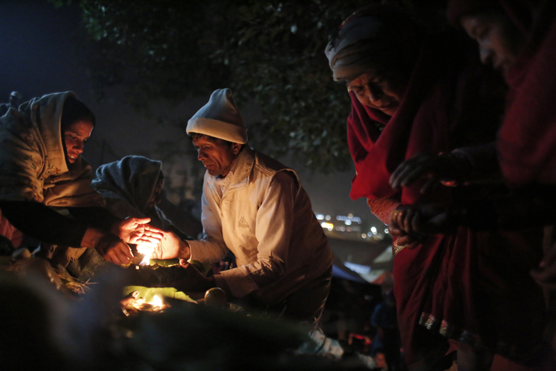 Nepali devotees light oil lamps during Bala Chaturdasi festival at the Pashupatinath Hindu temple in Kathmandu, Nepal, Sunday, November 27, 2016. Bala Chaturdashi is celebrated in memory of departed family members. Photo: AP