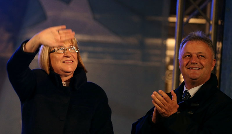 Tsetska Tsacheva (left), presidential candidate of the Bulgaria's ruling centre-right GERB party, waves next to vice-presidential candidate Plamen Manushev during an election rally in Plovdiv, Bulgaria, on November 4, 2016. Photo: Reuters