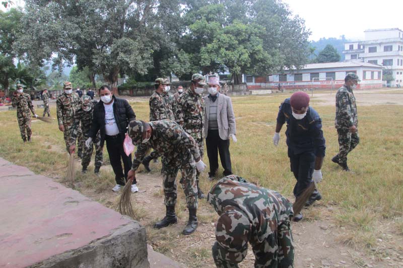 Personnel of Nepal Army and Nepal Police as well as industrialists and traders of Tanahun district take part in a clean-up in Damauli, on Thursday, November 10. 2016. Photo: Madan Wagle