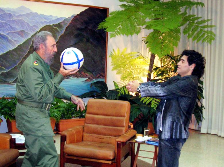 Cuban President Fidel Castro (L) and Argentine soccer legend Diego Maradona play with a ball during an interview in La Havana, in this October 26, 2005 file photo. REUTERS/Canal 13/Handout/File Photo