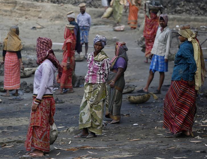 File - Village women work at a dry pond under the Mahatma Gandhi National Rural Employment Guarantee Act (MNREGA) in Vastara village on the outskirts of Kolkata on February 11, 2014. Photo: Reuters