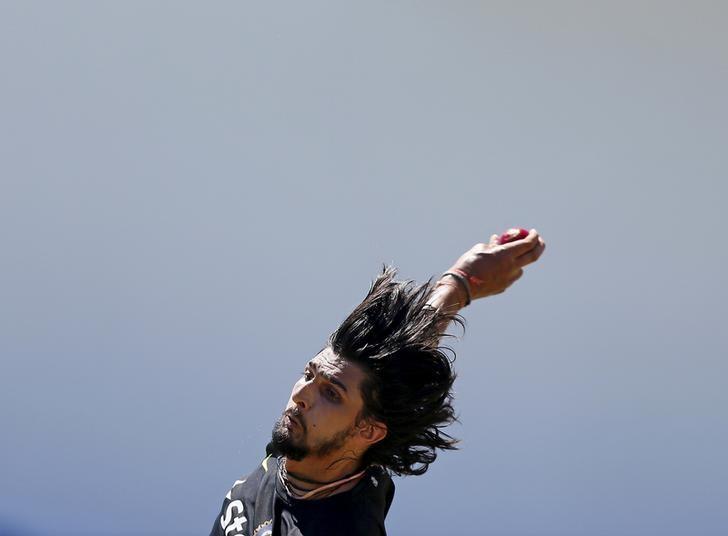 Ishant Sharma bowls during a practice session in Colombo, August 19, 2015. REUTERS/Dinuka Liyanawatte/Files