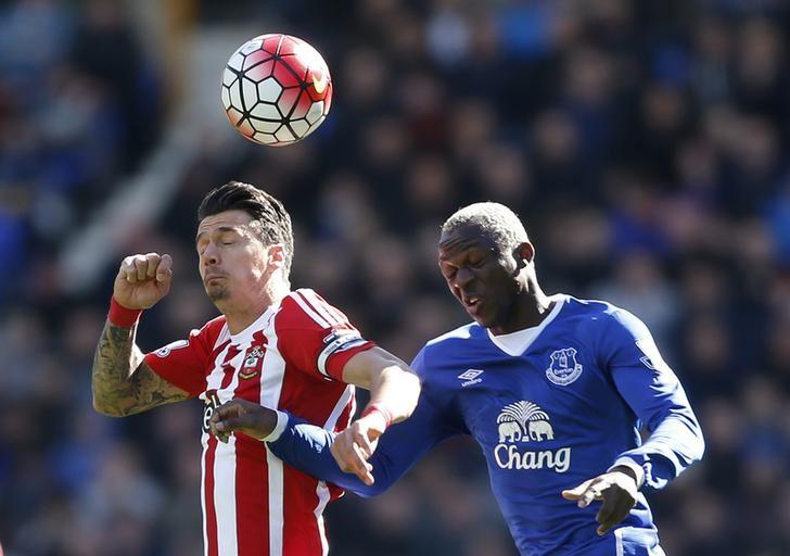 Football Soccer - Everton v Southampton - Barclays Premier League - Goodison Park - 16/4/16nSouthampton's Jose Fonte sustains an injury after this challenge from Everton's Arouna KonenAction Images via Reuters / Carl RecinenLivepic/File Photo