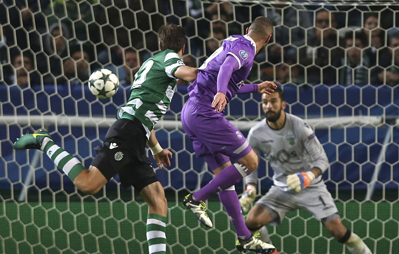 Real Madrid's Karim Benzema scores his side's 2nd goal during a Champions League, Group F soccer match between Sporting CP and Real Madrid at the Alvalade stadium in Lisbon, on Tuesday, November 22, 2016. Photo: AP