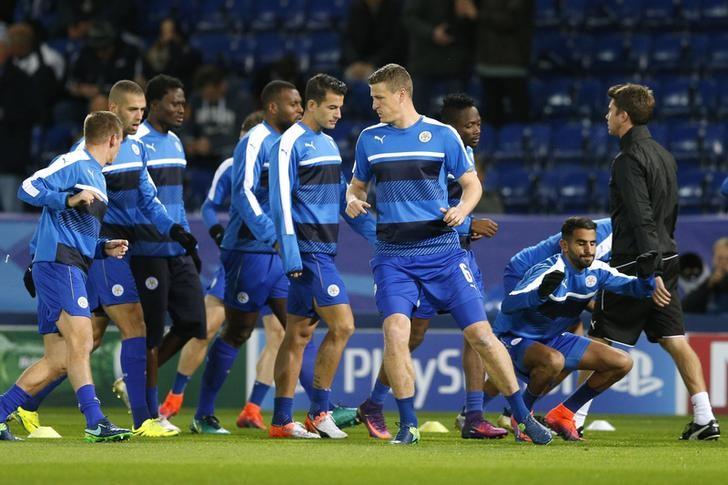 Leicester City's Robert Huth and Riyad Mahrez warm up with teammates before the match. Action Images via Reuters / Andrew Boyers nLivepic