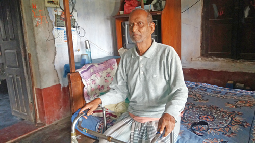 Seventy-two-year old Madhukanta Singh, who had struggled for democracy but is now suffering from liver disease, at his house in Bahanagamakatti VDC, Saptari, on Thursday, November 10, 2016. Photo: THT