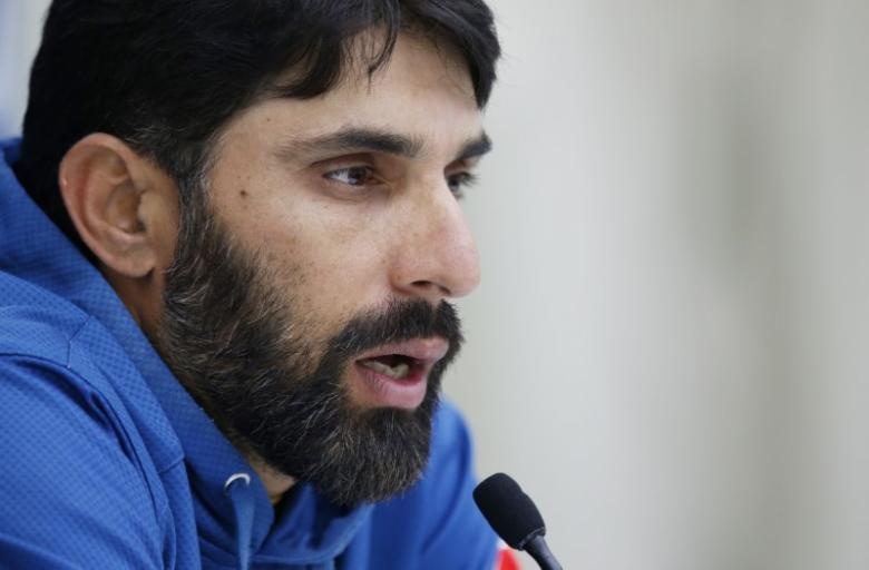 Britain Cricket - Pakistan Press Conference - Kia Oval - 10/8/16nPakistan's Misbah-ul-Haq talks to the media during the press conferencenAction Images via Reuters / Paul ChildsnLivepic