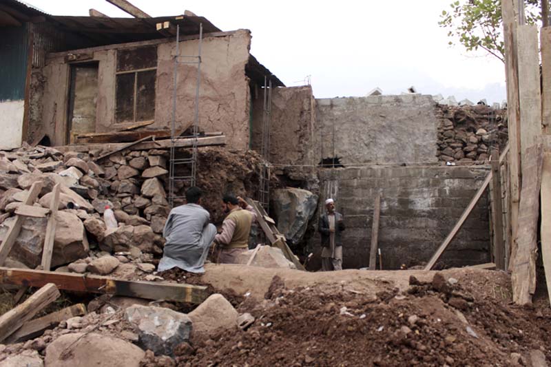 Pakistani villagers living at the Line of Control between Pakistan-Indian Kashmir, Chakoti, build concrete house in Pakistan, on Monday, November 21, 2016. Photo: AP