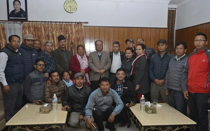 Prime Minister Pushpa Kamal Dahal (centre) posing for a photograph with the members of All Nepal Trade Union Federation at Baluwatar in the Capital on Saturday, November 12, 2016. Photo: PMu2019s Secretariat n